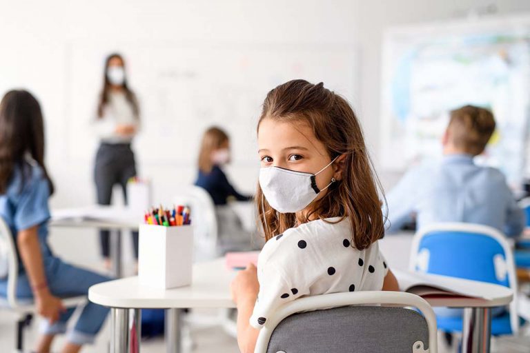 Volta às aulas em meio à pandemia: a relação entre infância e isolamento