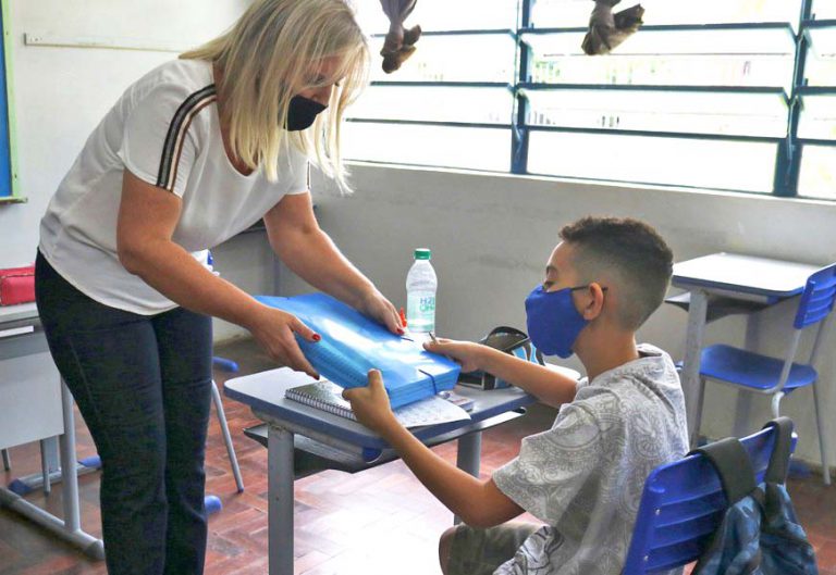 Prefeitura de Sapiranga distribui mil kits escolares para alunos de baixa renda do Ensino Fundamental