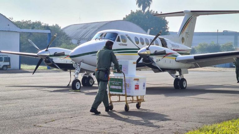 Aeronaves da Segurança levam vacinas Coronavac para municípios do interior do RS