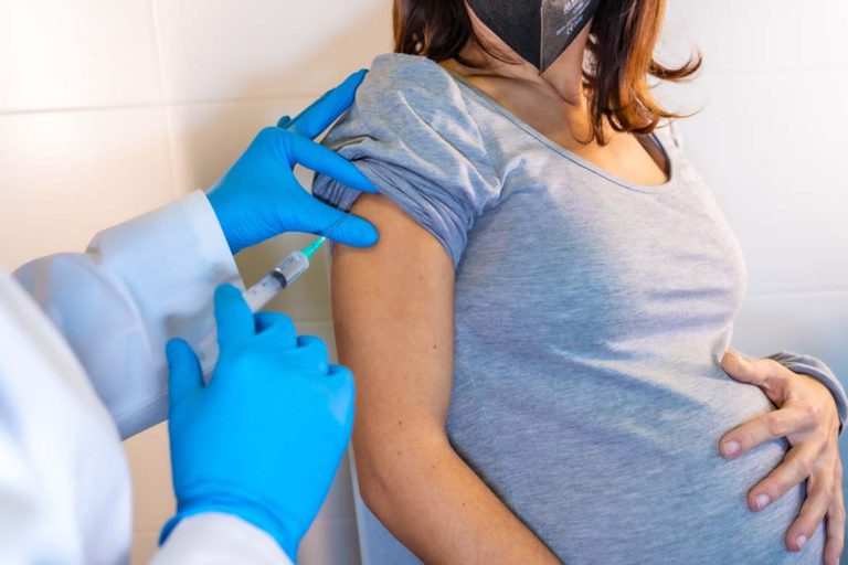 Vacinação de gestantes suspensa por recomendação da Anvisa