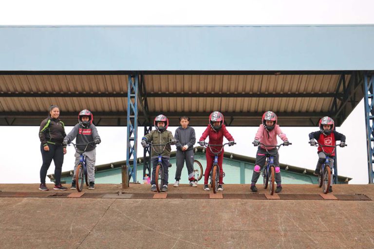 Alunos da Emef 28 de Fevereiro têm aulas de Bicicross no Contraturno Escolar